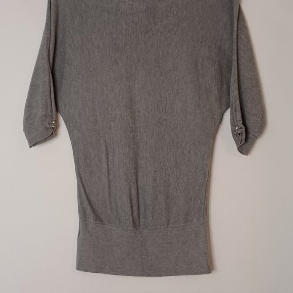 White House/Black Market Beautiful Rose Print Gray Top with some Glitter Size XS - Picture 4 of 11